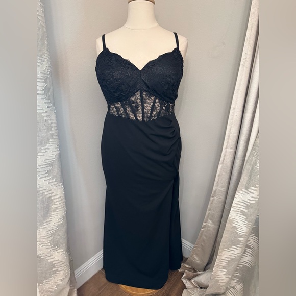 Plus Dress 🖤 - Picture 2 of 10